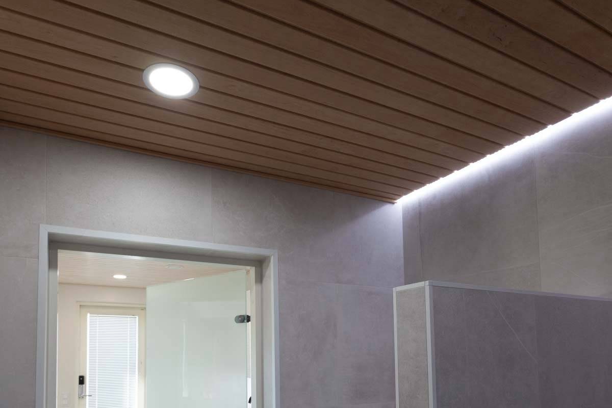 El lavabo está iluminado tanto con tiras de LED indirectas como con luminarias Palfondi 160. El tono de luz aquí es blanco neutro. Las luminarias con control de temperatura tienen una amplia gama de tonos blancos para adaptarse al ambiente y las necesidades de la habitación. LedStore.fi